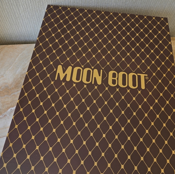 Moon Boot Faux Fur Beaded Snow Boots MSRP $595 - Picture 9 of 17